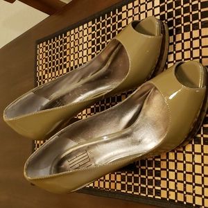 Pelle Moda Pump Olive Green Size 9